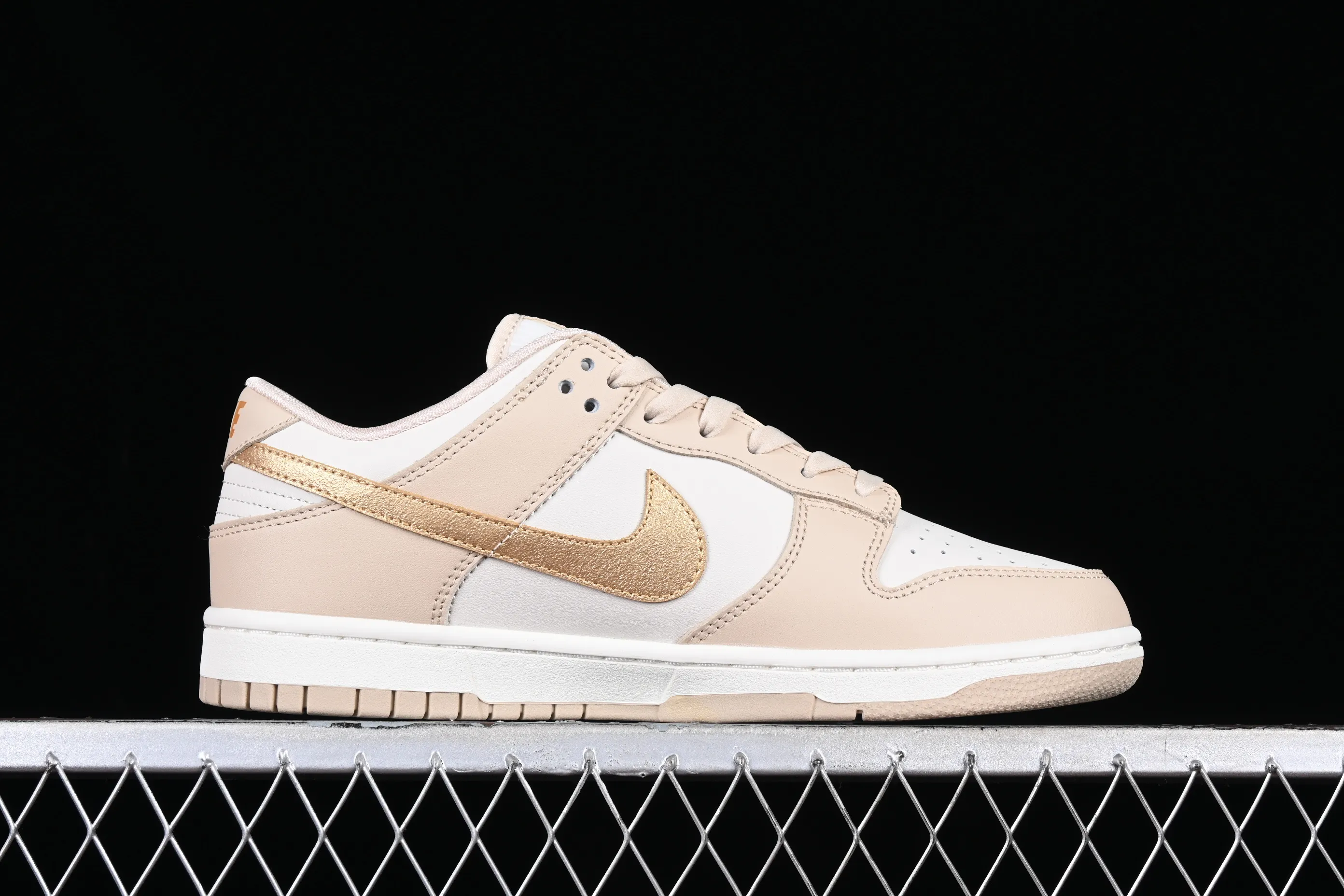 All categories Nk SB Dunk series Nk SB Dunk Low low-top sneakers K version Nk Dunk Low beige gold hook SB low-top sports and leisure sneakers DX5930-001